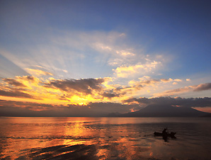 Zonsopgang over Lago Atitlan (San Marcos La Laguna, Guatemala)